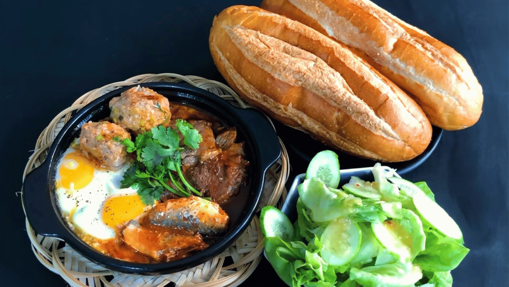 Bánh Mì Chấm - Top 10 món ăn sáng đặc sản tại Quy Nhơn.